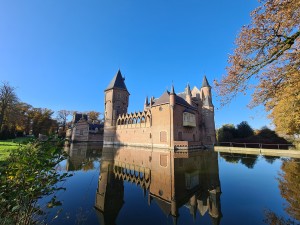 
                            <b>Kasteel Kasteel Heeswijk, water en blauwe lucht</b><br>
                                                        <b>ISO:</b> 64 | <b>Sluitertijd:</b> 1/1002 | <b>Diafragma:</b> f/2.2 | <b>Datum:</b> 2023-11-17

                        