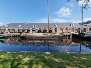 
                            <b>Een schip in de gracht, met een blauwe lucht</b><br>
                                                        <b>ISO:</b> 50 | <b>Sluitertijd:</b> 1/1555 | <b>Diafragma:</b> f/2.2 | <b>Datum:</b> 2024-07-27

                        