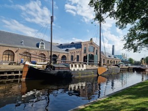 
                            <b>Een schip in de gracht, met een blauwe lucht</b><br>
                                                        <b>ISO:</b> 50 | <b>Sluitertijd:</b> 1/11905 | <b>Diafragma:</b> f/1.8 | <b>Datum:</b> 2024-07-27

                        