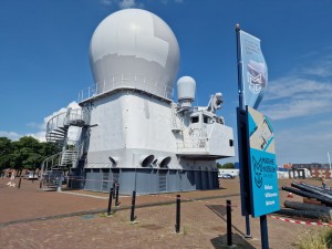 
                            <b>Marinemuseum, brugdeel van Hr.Ms. De Ruyter onder een blauwe lucht</b><br>
                                                        <b>ISO:</b> 50 | <b>Sluitertijd:</b> 1/18519 | <b>Diafragma:</b> f/1.8 | <b>Datum:</b> 2024-07-27

                        