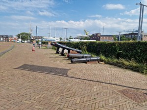 
                            <b>Kanonnen tegenover de parkeerplaats van het Marinemuseum, onder een blauwe lucht</b><br>
                                                        <b>ISO:</b> 50 | <b>Sluitertijd:</b> 1/11364 | <b>Diafragma:</b> f/1.8 | <b>Datum:</b> 2024-07-27

                        