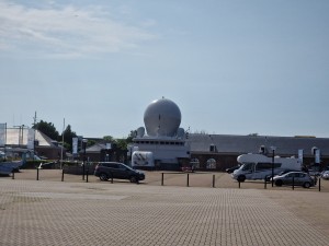 
                            <b>Parkeerplaats Marinemuseum, brugdeel van Hr.Ms. De Ruyter onder een blauwe lucht</b><br>
                                                        <b>ISO:</b> 50 | <b>Sluitertijd:</b> 1/9901 | <b>Diafragma:</b> f/2.4 | <b>Datum:</b> 2024-07-27

                        