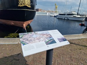 
                            <b>informatiebord  en schepen in de jachthaven van Willemsoord onder een blauwe lucht</b><br>
                                                        <b>ISO:</b> 50 | <b>Sluitertijd:</b> 1/18519 | <b>Diafragma:</b> f/1.8 | <b>Datum:</b> 2024-07-27

                        
