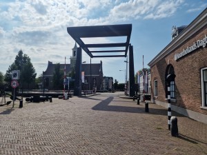 
                            <b>De brug van Willemsoord onder een blauwe lucht</b><br>
                                                        <b>ISO:</b> 50 | <b>Sluitertijd:</b> 1/18519 | <b>Diafragma:</b> f/1.8 | <b>Datum:</b> 2024-07-27

                        