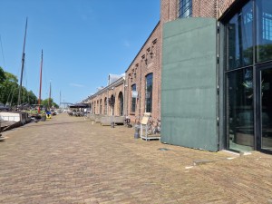 
                            <b>Langs het water, onder een blauwe lucht, met de ingang van restaurant Stoom in beeld</b><br>
                                                        <b>ISO:</b> 50 | <b>Sluitertijd:</b> 1/8850 | <b>Diafragma:</b> f/1.8 | <b>Datum:</b> 2024-07-27

                        