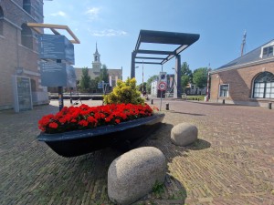 
                            <b>Boot als bloembak bij de brug van Willemsoord onder een blauwe lucht</b><br>
                                                        <b>ISO:</b> 50 | <b>Sluitertijd:</b> 1/2237 | <b>Diafragma:</b> f/2.2 | <b>Datum:</b> 2024-07-27

                        