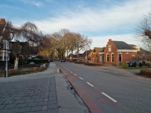 
                            <b>De Hoofdweg met bakstenen huizen en een geparkeerde auto aan de zijkant.</b><br>
                                                        <b>ISO:</b> 50 | <b>Sluitertijd:</b> 1/1546 | <b>Diafragma:</b> f/1.8 | <b>Datum:</b> 2025-02-23

                        