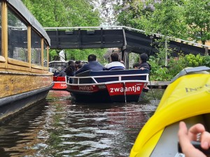 
                            <b>Mensen varen in boten door smalle waterweg met brug.</b><br>
                                                        <b>ISO:</b> 50 | <b>Sluitertijd:</b> 1/161 | <b>Diafragma:</b> f/1.8 | <b>Datum:</b> 2023-05-20

                        