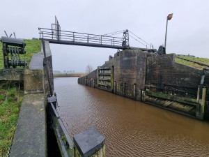 
                            <b>Oude, sluis bij de slaperdijk met metalen brug en gesloten houten deuren.</b><br>
                                                        <b>ISO:</b> 50 | <b>Sluitertijd:</b> 1/291 | <b>Diafragma:</b> f/2.2 | <b>Datum:</b> 2024-01-13

                        