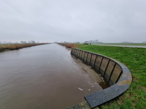 
                            <b>Kanaal met metalen structuur buigt langs gras.</b><br>
                                                        <b>ISO:</b> 50 | <b>Sluitertijd:</b> 1/479 | <b>Diafragma:</b> f/2.2 | <b>Datum:</b> 2024-01-13

                        