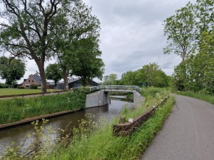 
                            <b>Brug over smal kanaal met fietspad en omliggende groene bomen.</b><br>
                                                        <b>ISO:</b> 50 | <b>Sluitertijd:</b> 1/8197 | <b>Diafragma:</b> f/1.8 | <b>Datum:</b> 2025-05-24

                        