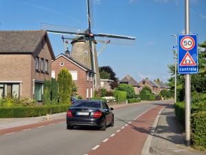 
                            <b>Auto rijdt langs een traditionele windmolen op de ottersumseweg.</b><br>
                                                        <b>ISO:</b> 50 | <b>Sluitertijd:</b> 1/2358 | <b>Diafragma:</b> f/2.4 | <b>Datum:</b> 2025-06-29

                        