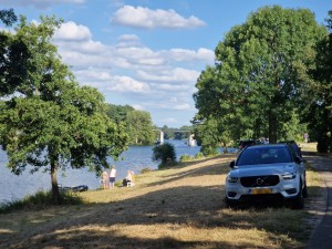 
                            <b>Gezinsuitje aan de rivier met auto.</b><br>
                                                        <b>ISO:</b> 50 | <b>Sluitertijd:</b> 1/2024 | <b>Diafragma:</b> f/2.4 | <b>Datum:</b> 2025-06-29

                        