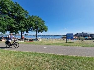 
                            <b>Fietser langs druk bezocht strand met zonaanbidders en recreanten.</b><br>
                                                        <b>ISO:</b> 50 | <b>Sluitertijd:</b> 1/2611 | <b>Diafragma:</b> f/2.2 | <b>Datum:</b> 2025-06-29

                        