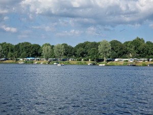 
                            <b>Rij caravans aan waterkant, omgeven door bomen.</b><br>
                                                        <b>ISO:</b> 50 | <b>Sluitertijd:</b> 1/2558 | <b>Diafragma:</b> f/2.4 | <b>Datum:</b> 2025-06-29

                        
