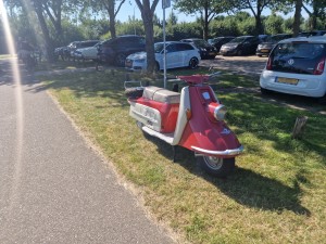 
                            <b>Rode klassieke scooter geparkeerd op gras naast een parkeerplaats.</b><br>
                                                        <b>ISO:</b> 50 | <b>Sluitertijd:</b> 1/686 | <b>Diafragma:</b> f/1.8 | <b>Datum:</b> 2025-06-29

                        