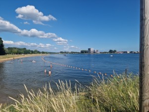 
                            <b>Mensen zwemmen en ontspannen in een groot meer met boeienlijn.</b><br>
                                                        <b>ISO:</b> 50 | <b>Sluitertijd:</b> 1/14925 | <b>Diafragma:</b> f/1.8 | <b>Datum:</b> 2025-06-29

                        