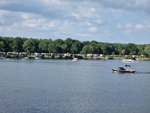 
                            <b>Bootjes varen op een meer, met camping op de achtergrond.</b><br>
                                                        <b>ISO:</b> 50 | <b>Sluitertijd:</b> 1/1916 | <b>Diafragma:</b> f/2.4 | <b>Datum:</b> 2025-06-29

                        