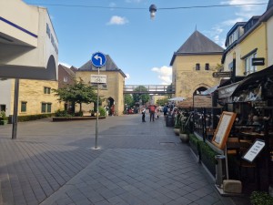 
                            <b>Mensen wandelen door een historisch straatje met bogen en terrassen.</b><br>
                                                        <b>ISO:</b> 50 | <b>Sluitertijd:</b> 1/574 | <b>Diafragma:</b> f/1.8 | <b>Datum:</b> 2025-06-26

                        