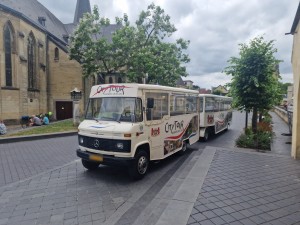 
                            <b>Toeristentreintje met een witte motorwagen geparkeerd op een straat.</b><br>
                                                        <b>ISO:</b> 50 | <b>Sluitertijd:</b> 1/971 | <b>Diafragma:</b> f/1.8 | <b>Datum:</b> 2025-06-26

                        