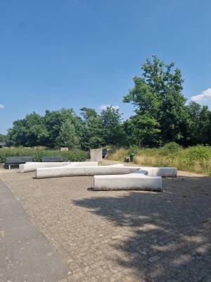 
                            <b>Betonnen banken in een parkachtige omgeving met bomen rondom.</b><br>
                                                        <b>ISO:</b> 50 | <b>Sluitertijd:</b> 1/1239 | <b>Diafragma:</b> f/1.8 | <b>Datum:</b> 2025-06-25

                        