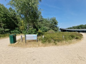 
                            <b>Informatiebord en vuilnisbak bij een bosrijke omgeving.</b><br>
                                                        <b>ISO:</b> 50 | <b>Sluitertijd:</b> 1/2639 | <b>Diafragma:</b> f/2.2 | <b>Datum:</b> 2025-06-25

                        