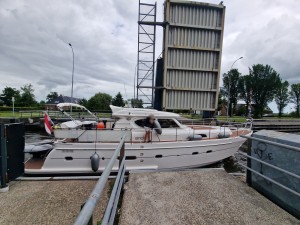 
                            <b>Motorboot in een geopende sluis met brug omhoog.</b><br>
                                                        <b>ISO:</b> 50 | <b>Sluitertijd:</b> 1/2320 | <b>Diafragma:</b> f/2.2 | <b>Datum:</b> 2025-07-27

                        