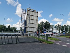 
                            <b>Brug open voor schip op kruising met wachtende auto's.</b><br>
                                                        <b>ISO:</b> 50 | <b>Sluitertijd:</b> 1/8130 | <b>Diafragma:</b> f/1.8 | <b>Datum:</b> 2025-07-27

                        