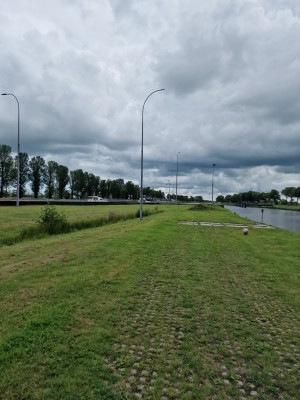 
                            <b>Kanaal met grasveld, lantaarnpalen, rij bomen aan de horizon.</b><br>
                                                        <b>ISO:</b> 50 | <b>Sluitertijd:</b> 1/15873 | <b>Diafragma:</b> f/1.8 | <b>Datum:</b> 2025-07-27

                        