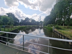 
                            <b>Rustige rivier met brug, omringd door bomen en hekwerken.</b><br>
                                                        <b>ISO:</b> 50 | <b>Sluitertijd:</b> 1/2770 | <b>Diafragma:</b> f/2.2 | <b>Datum:</b> 2025-07-27

                        