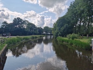 
                            <b>Rustige rivier omringd door weelderige bomen en groene vegetatie.</b><br>
                                                        <b>ISO:</b> 50 | <b>Sluitertijd:</b> 672043/1000000000 | <b>Diafragma:</b> f/1.8 | <b>Datum:</b> 2025-07-27

                        