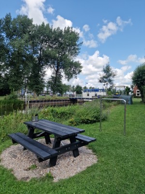 
                            <b>Picknicktafel bij water met uitzicht op brug en voorbijgangers.</b><br>
                                                        <b>ISO:</b> 50 | <b>Sluitertijd:</b> 1/6803 | <b>Diafragma:</b> f/1.8 | <b>Datum:</b> 2025-07-27

                        