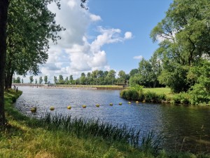 
                            <b>Rivier met drijvende boeien en houten pier omringd door groen.</b><br>
                                                        <b>ISO:</b> 50 | <b>Sluitertijd:</b> 1/9804 | <b>Diafragma:</b> f/1.8 | <b>Datum:</b> 2025-07-27

                        