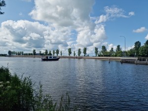 
                            <b>Een boot vaart op een rivier met bomen op de achtergrond.</b><br>
                                                        <b>ISO:</b> 50 | <b>Sluitertijd:</b> 1/16129 | <b>Diafragma:</b> f/1.8 | <b>Datum:</b> 2025-07-27

                        