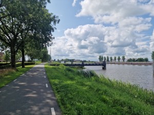 
                            <b>Fietspad langs een rivier met een brug in de verte.</b><br>
                                                        <b>ISO:</b> 50 | <b>Sluitertijd:</b> 1/14286 | <b>Diafragma:</b> f/1.8 | <b>Datum:</b> 2025-07-27

                        