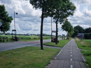 
                            <b>Fiets- en autoweg gescheiden, bomen langs weg, platteland op achtergrond.</b><br>
                                                        <b>ISO:</b> 50 | <b>Sluitertijd:</b> 1/3472 | <b>Diafragma:</b> f/2.4 | <b>Datum:</b> 2025-07-27

                        