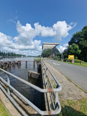 
                            <b>Openstaande ophaalbrug over een waterweg met wegafzettingen op de rijbaan.</b><br>
                                                        <b>ISO:</b> 50 | <b>Sluitertijd:</b> 1/2762 | <b>Diafragma:</b> f/2.2 | <b>Datum:</b> 2025-07-27

                        