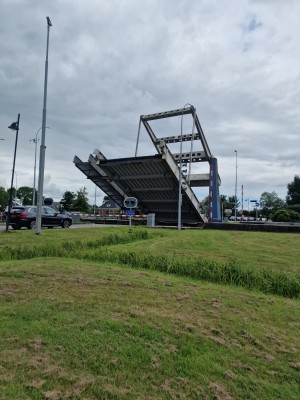 
                            <b>Ophaalbrug omhoog, auto's wachten aan beide kanten, doorgang voor boten.</b><br>
                                                        <b>ISO:</b> 50 | <b>Sluitertijd:</b> 1/12987 | <b>Diafragma:</b> f/1.8 | <b>Datum:</b> 2025-07-27

                        