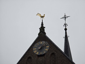 
                            <b>Kerkgevel met klok, haan-windvaan en slanke torenspits.</b><br>
                                                        <b>ISO:</b> 32 | <b>Sluitertijd:</b> 1/100 | <b>Diafragma:</b> f/3.4 | <b>Datum:</b> 2025-11-16

                        
