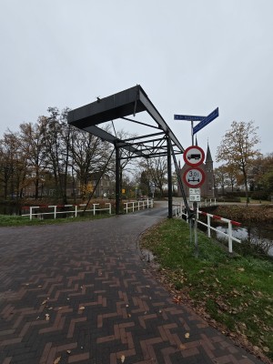 
                            <b>Ophaalbrug met witte leuningen en verkeersborden langs smalle weg.</b><br>
                                                        <b>ISO:</b> 50 | <b>Sluitertijd:</b> 1/146 | <b>Diafragma:</b> f/2.2 | <b>Datum:</b> 2025-11-16

                        