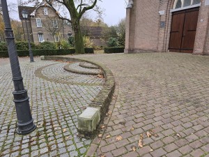 
                            <b>Halfronde stenen traptreden voor kerkdeur.</b><br>
                                                        <b>ISO:</b> 100 | <b>Sluitertijd:</b> 1/180 | <b>Diafragma:</b> f/1.7 | <b>Datum:</b> 2025-11-16

                        