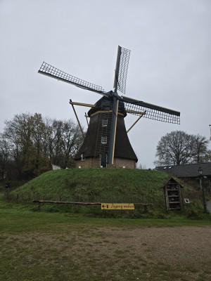 
                            <b>Traditionele Nederlandse windmolen met wieken en rieten kap.</b><br>
                                                        <b>ISO:</b> 50 | <b>Sluitertijd:</b> 5567099/1000000000 | <b>Diafragma:</b> f/1.7 | <b>Datum:</b> 2025-11-28

                        