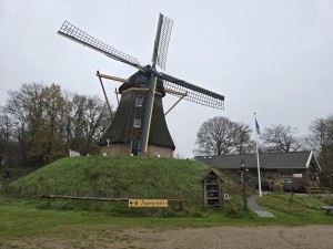 
                            <b>Grote traditionele windmolen met wieken en rieten kap.</b><br>
                                                        <b>ISO:</b> 80 | <b>Sluitertijd:</b> 5567099/1000000000 | <b>Diafragma:</b> f/1.7 | <b>Datum:</b> 2025-11-28

                        