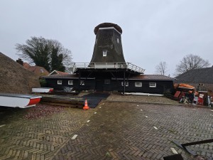 
                            <b>Oude molenromp met galerij en schuurgebouwen.</b><br>
                                                        <b>ISO:</b> 80 | <b>Sluitertijd:</b> 83337/10000000 | <b>Diafragma:</b> f/2.2 | <b>Datum:</b> 2025-11-28

                        