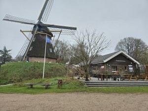 
                            <b>Traditionele Nederlandse windmolen met grote wieken.</b><br>
                                                        <b>ISO:</b> 125 | <b>Sluitertijd:</b> 5567099/1000000000 | <b>Diafragma:</b> f/1.7 | <b>Datum:</b> 2025-11-28

                        