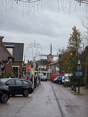 
                            <b>Windmolen steekt boven dorpse straat uit.</b><br>
                                                        <b>ISO:</b> 40 | <b>Sluitertijd:</b> 2497831/250000000 | <b>Diafragma:</b> f/3.4 | <b>Datum:</b> 2025-11-25

                        