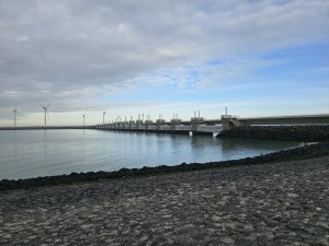 
                            <b>Lange stormvloedkering met sluizen strekt zich uit over het water.</b><br>
                                                        <b>ISO:</b> 12 | <b>Sluitertijd:</b> 1819629/1000000000 | <b>Diafragma:</b> f/1.7 | <b>Datum:</b> 2026-02-08

                        