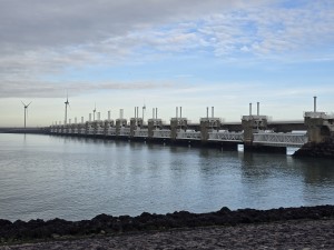 
                            <b>Stormvloedkering met sluizen en windturbines.</b><br>
                                                        <b>ISO:</b> 12 | <b>Sluitertijd:</b> 1369347/1000000000 | <b>Diafragma:</b> f/1.7 | <b>Datum:</b> 2026-02-08

                        