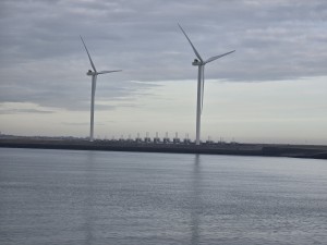 
                            <b>Twee windturbines draaien langs de kust.</b><br>
                                                        <b>ISO:</b> 32 | <b>Sluitertijd:</b> 1546781/1000000000 | <b>Diafragma:</b> f/3.4 | <b>Datum:</b> 2026-02-08

                        