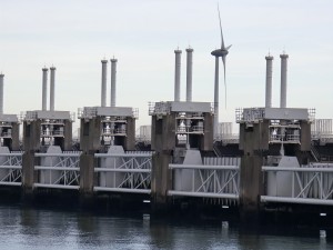 
                            <b>Sluizen van een stormvloedkering met grote stalen schuiven.</b><br>
                                                        <b>ISO:</b> 32 | <b>Sluitertijd:</b> 1775823/1000000000 | <b>Diafragma:</b> f/3.4 | <b>Datum:</b> 2026-02-08

                        